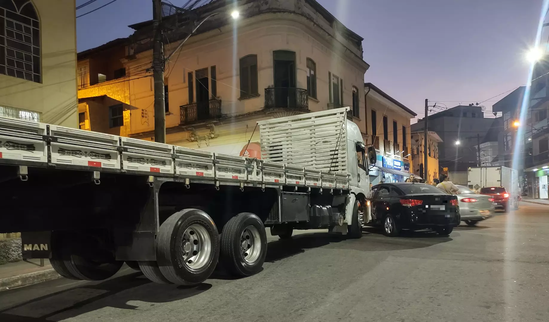 Acidente entre carro e caminhão causa lentidão no trânsito no Centro